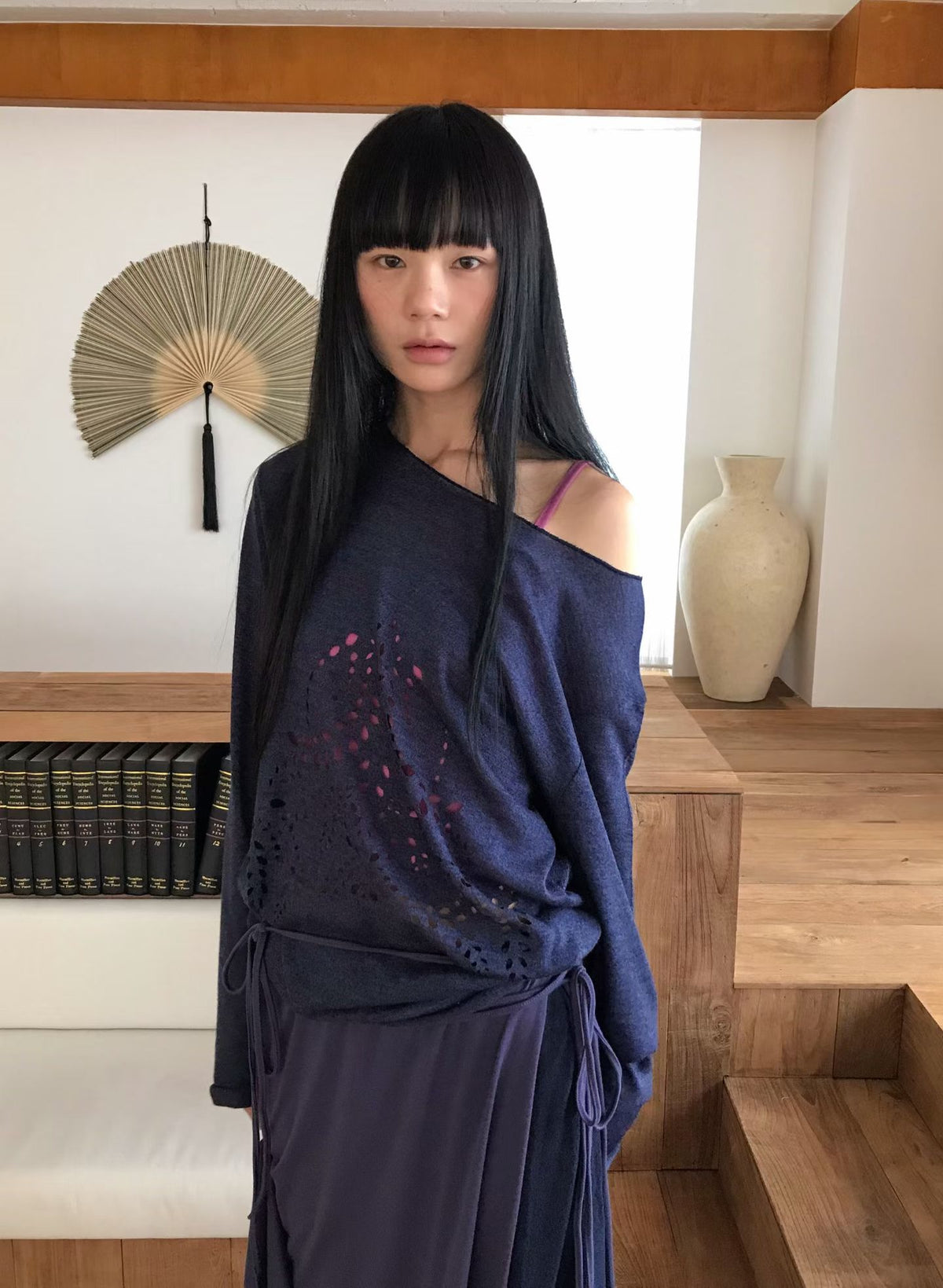 Hollow-knit one-shoulder sweater（2 colors)