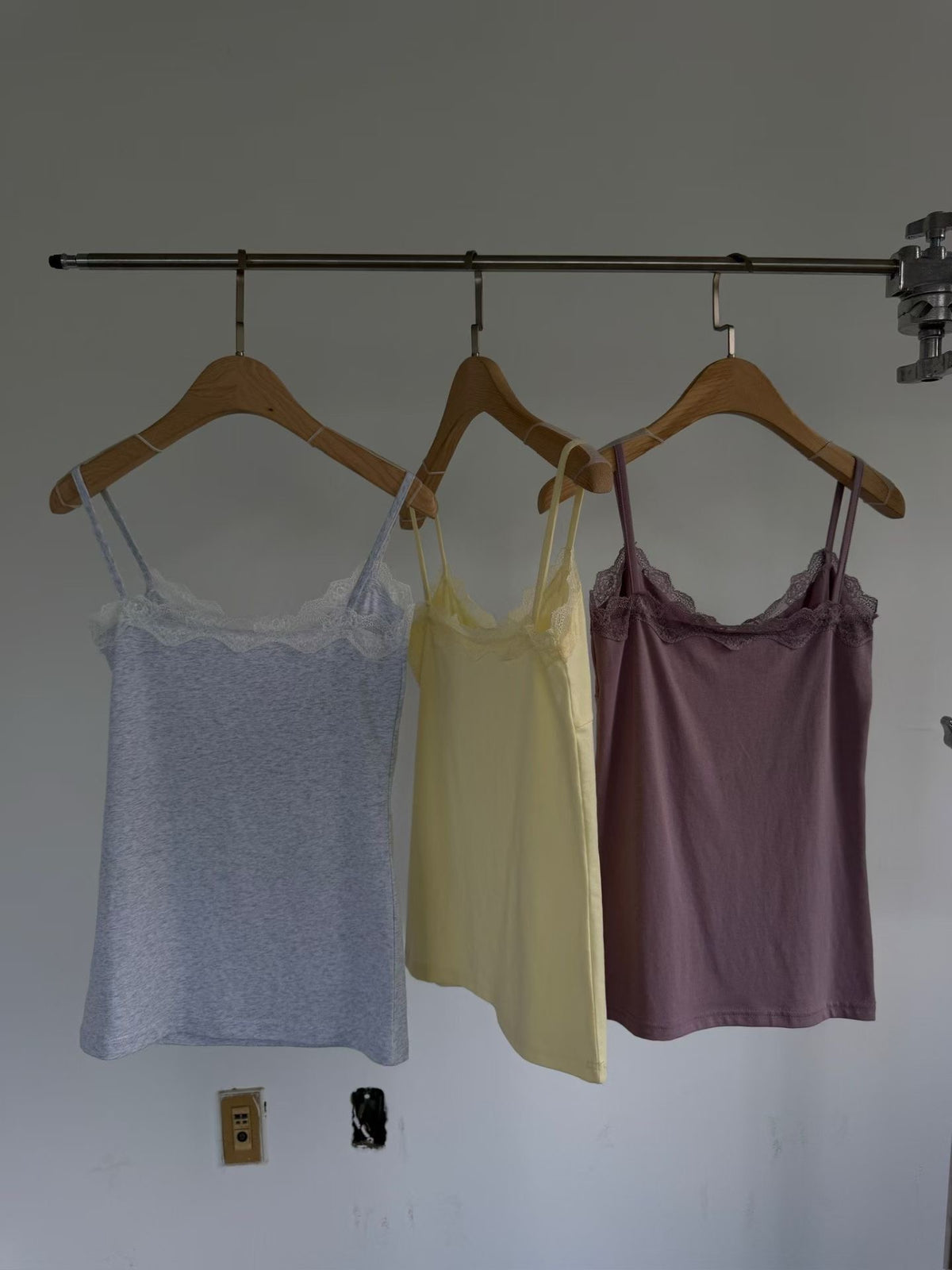 ꕤ v-neck lace tank top ꕤ（3 colors)
