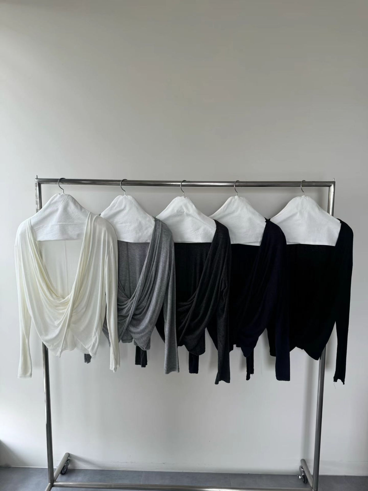 Deep V-back T-shirt（5 colors)
