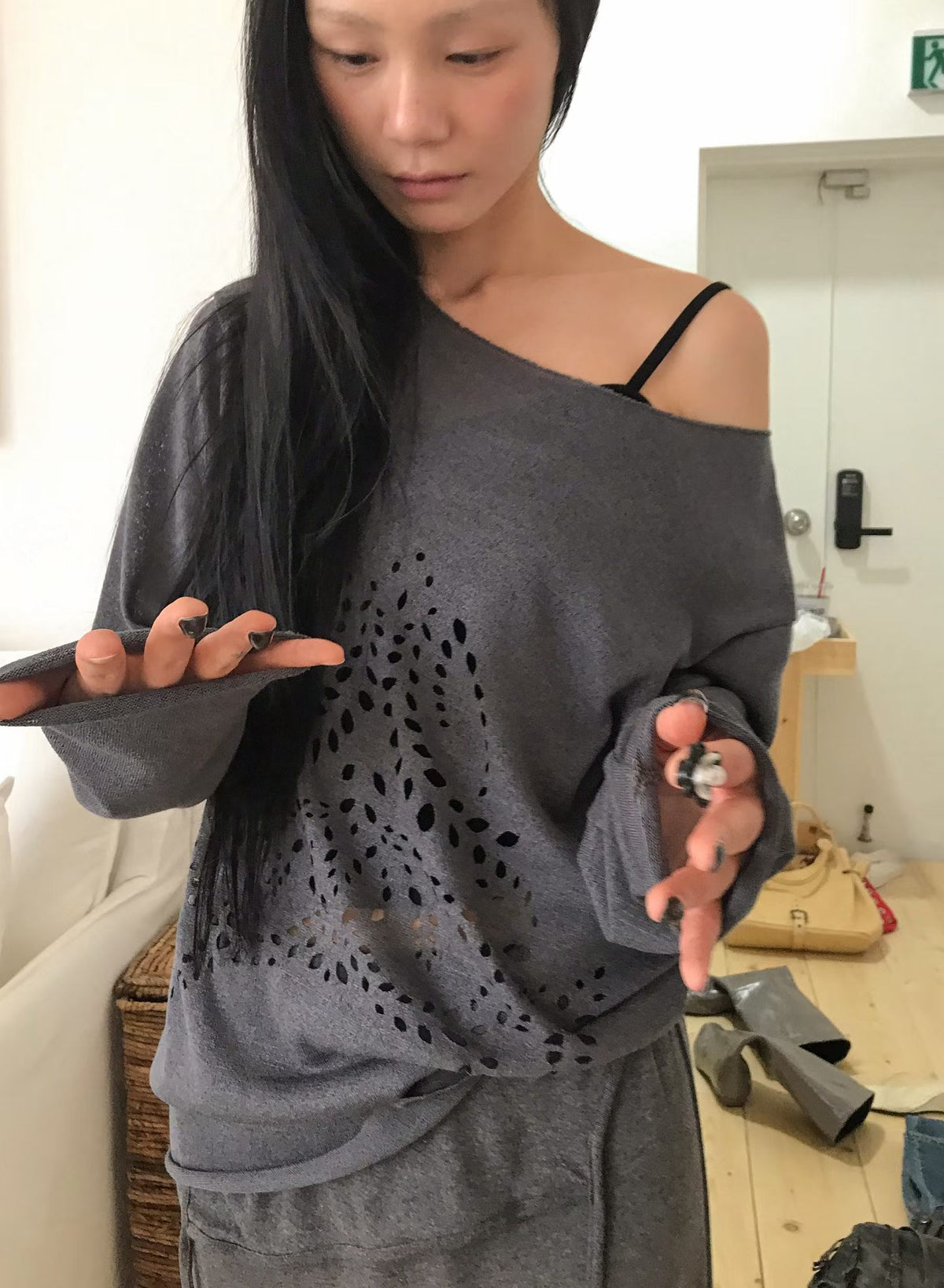 Hollow-knit one-shoulder sweater（2 colors)