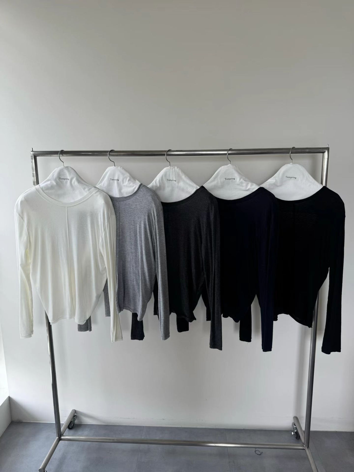 Deep V-back T-shirt（5 colors)