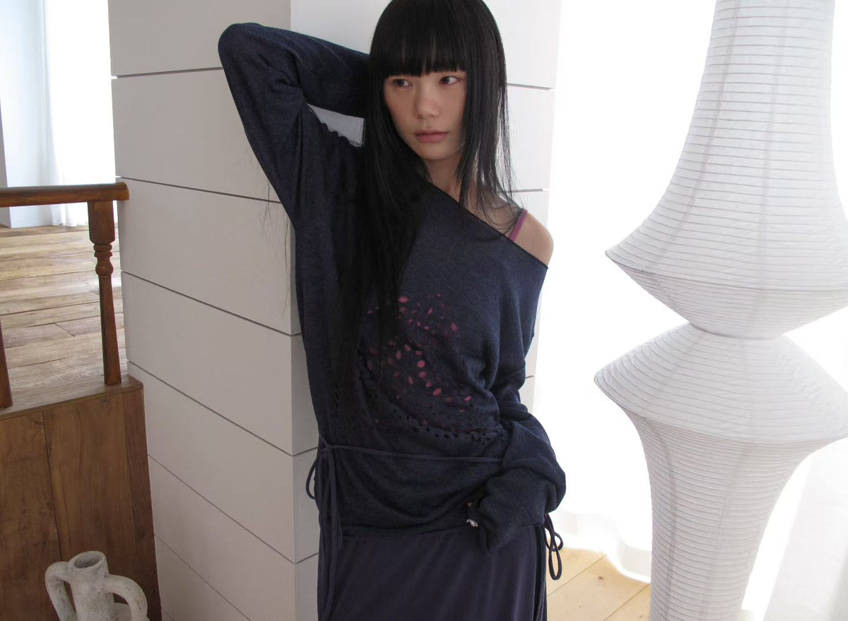 Hollow-knit one-shoulder sweater（2 colors)