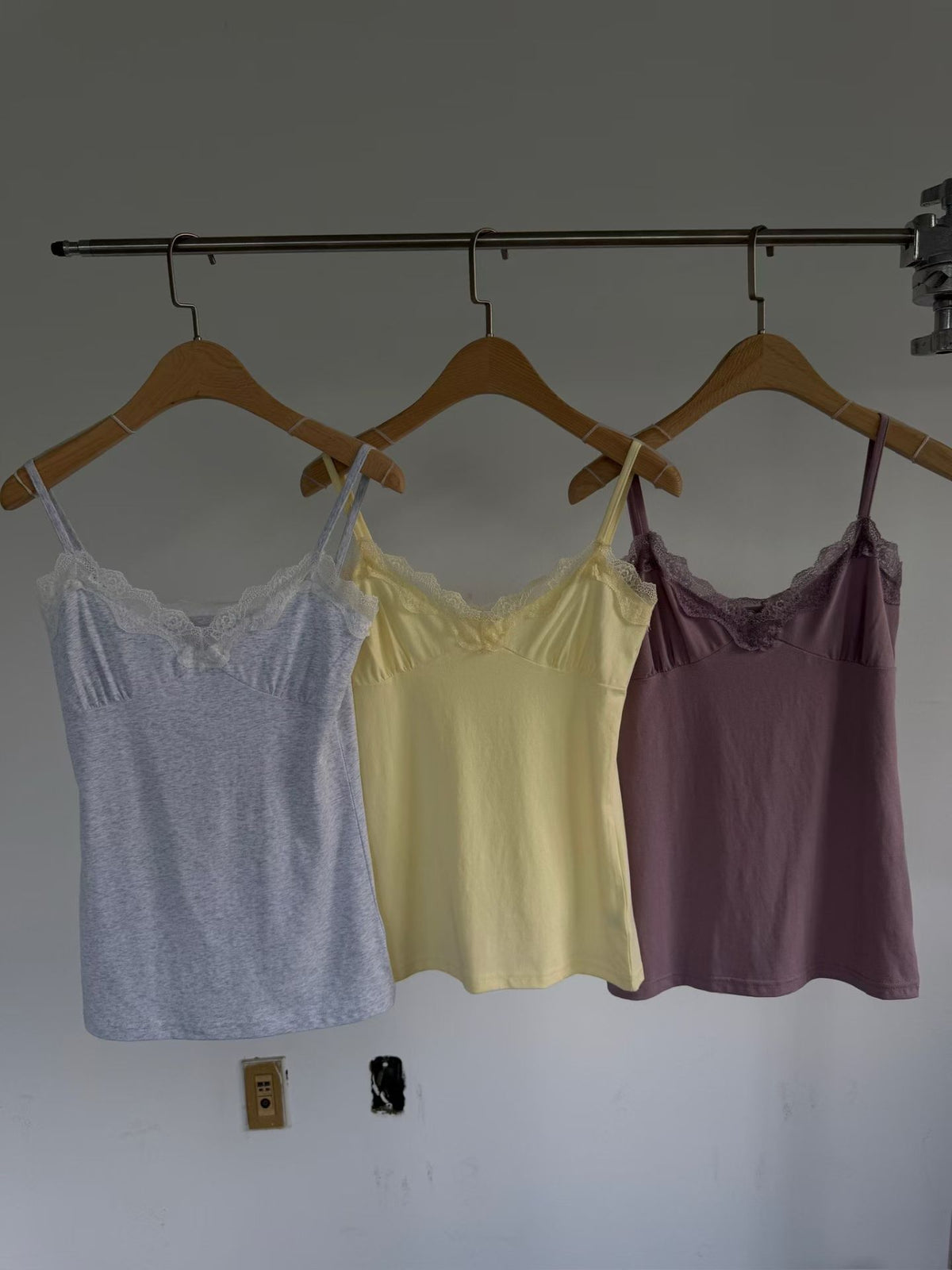 ꕤ v-neck lace tank top ꕤ（3 colors)